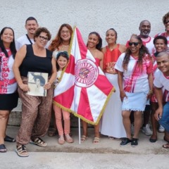 Familiares de Arthur Maia com componentes da escola.