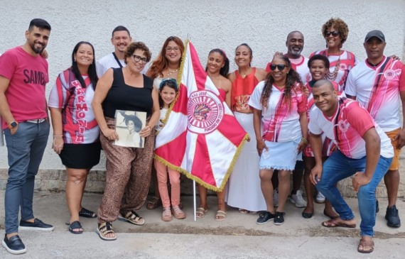 Familiares de Arthur Maia com componentes da escola.