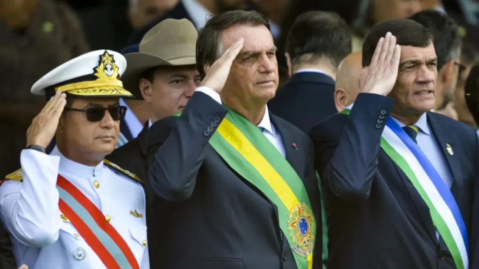 O comandante da Marinha, Almirante Almir Garnier Santos, o presidente Jair Bolsonaro, e o ministro da Defesa, Paulo Sérgio, durante desfile cívico-militar do 7 de Setembro de 2022 | (Marcelo Camargo/Agência Brasil)