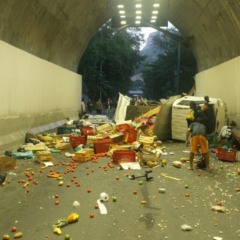 VÍDEO: Caminhão tomba e causa interdição no túnel Zuzu Angel no Rio de Janeiro