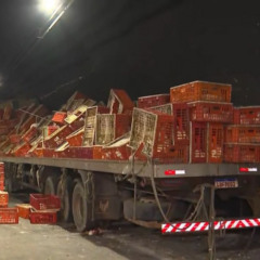 Rio de Janeiro: caminhão tomba e interdita trecho da Linha Amarela no Túnel da Covanca