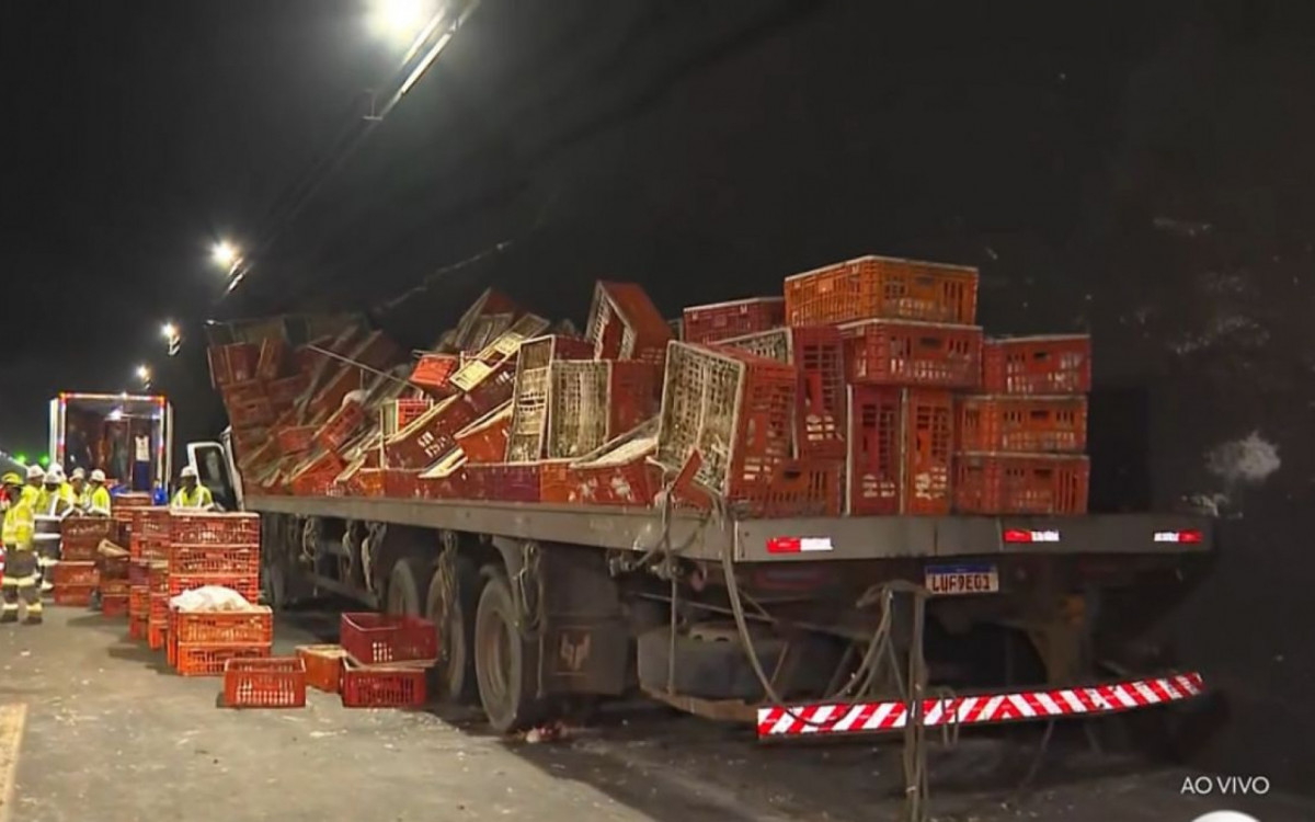 Rio de Janeiro: caminhão tomba e interdita trecho da Linha Amarela no Túnel da Covanca Rio de Janeiro: caminhão tomba e interdita trecho da Linha Amarela no Túnel da Covanca