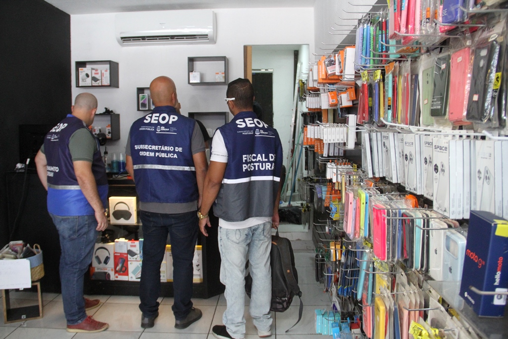 Fiscalização fecha lojas de celulares em São Gonçalo durante operação Fiscalização fecha lojas de celulares em São Gonçalo durante operação