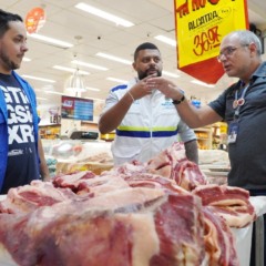 Mercado de São Gonçalo tem setor fechado após apreensão de mais de 500 kg de alimentos