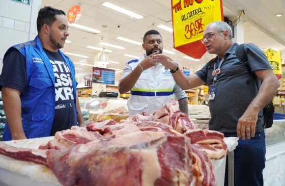 Mercado de São Gonçalo tem setor fechado após apreensão de mais de 500 kg de alimentos