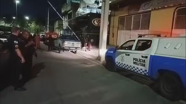 Tiroteio deixa seis mortos durante festa ligada ao tráfico no Rio de Janeiro Tiroteio deixa seis mortos durante festa ligada ao tráfico no Rio de Janeiro