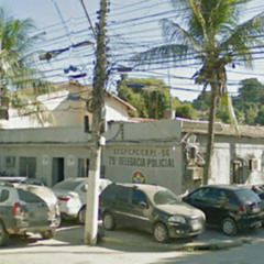 Carro sobe calçada, acerta poste e deixa feridos em São Gonçalo neste domingo (16/11)