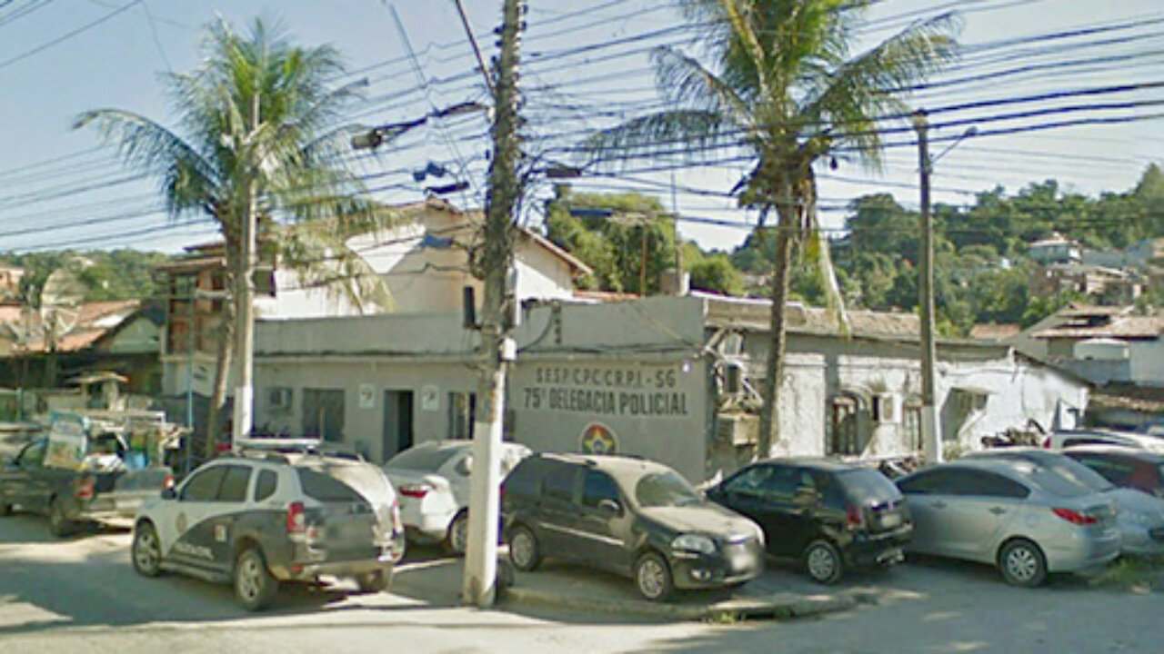 Carro sobe calçada, acerta poste e deixa feridos em São Gonçalo neste domingo (16/11)