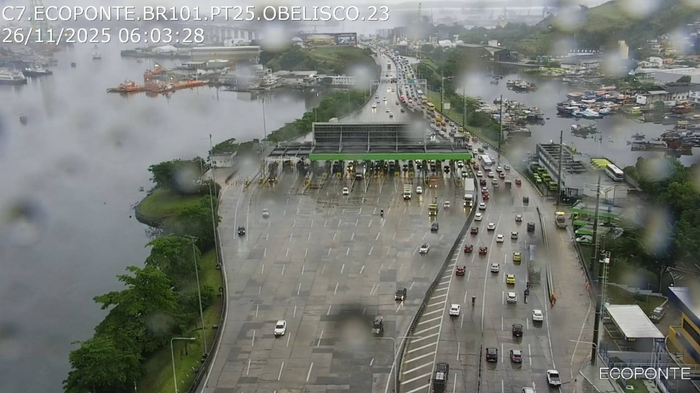 Niterói tem fluxo variável na ponte Rio-Niterói no início do dia