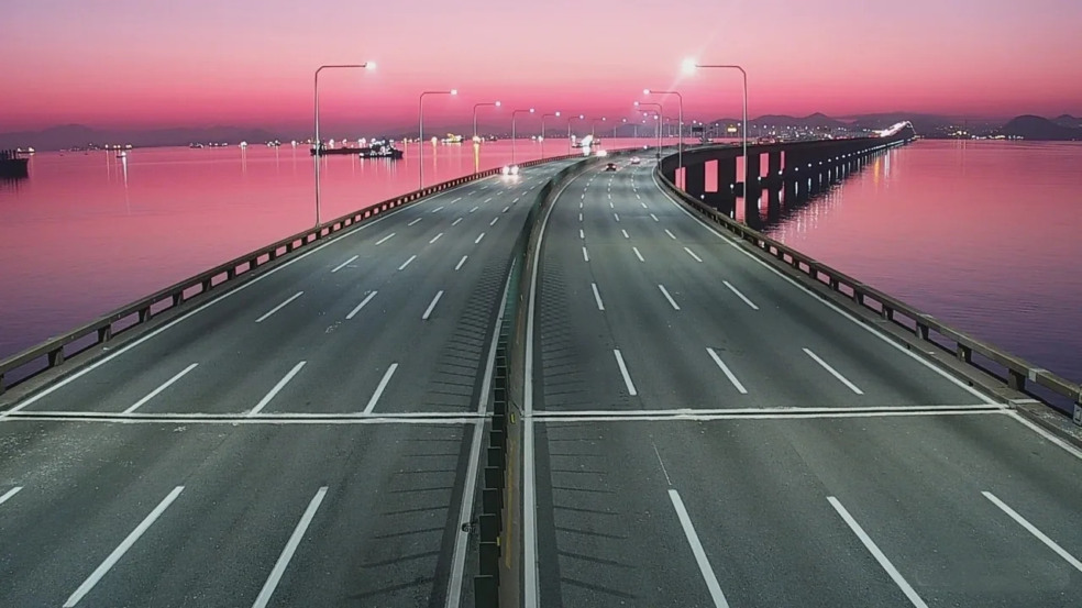Niterói tem fluxo variável na ponte Rio-Niterói no início do dia