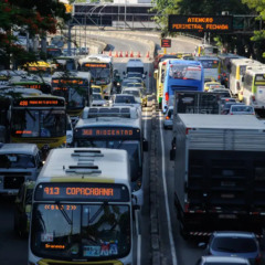 Rio de Janeiro registra pontos de trânsito intenso em três vias
