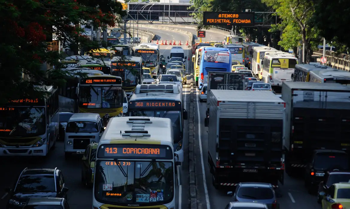 Rio de Janeiro registra pontos de trânsito intenso em três vias Rio de Janeiro registra pontos de trânsito intenso em três vias