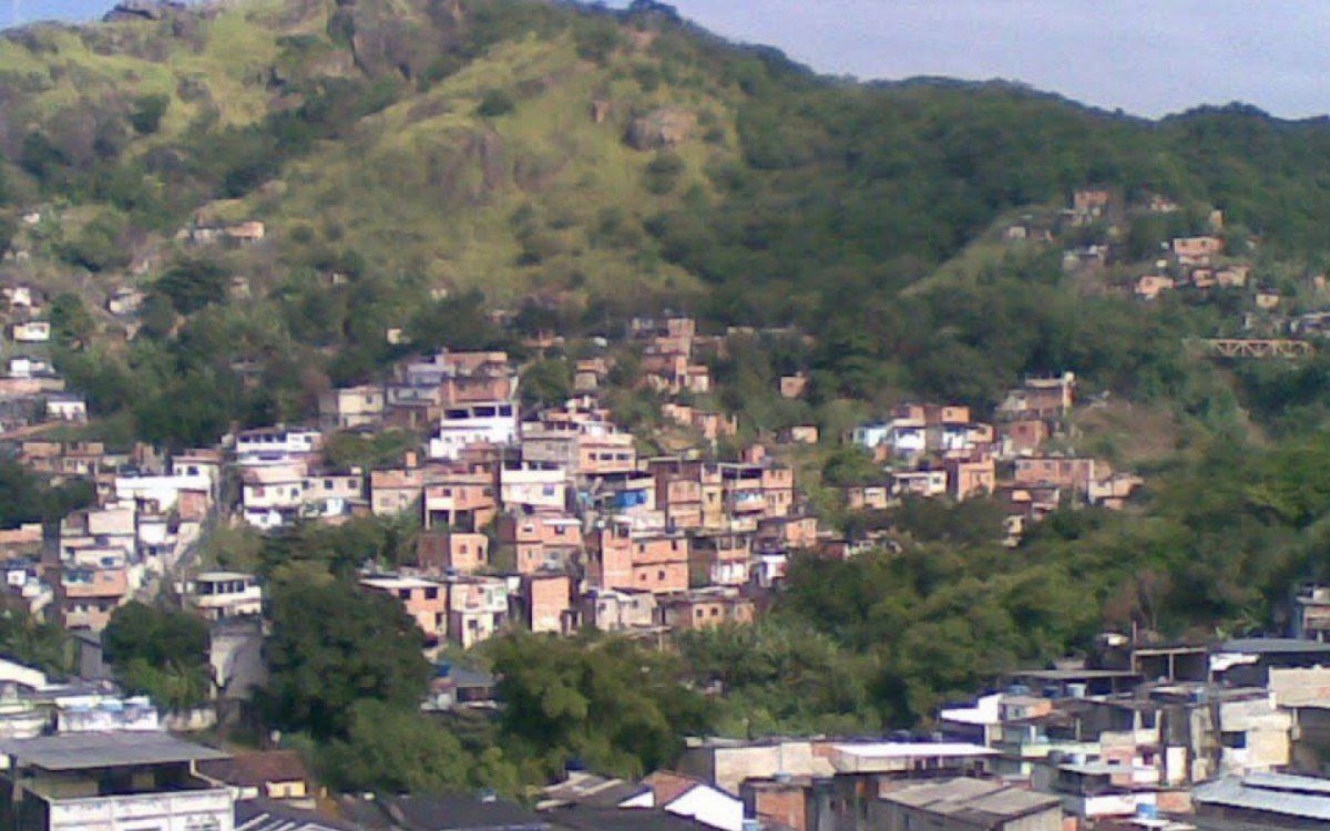 Grupo é flagrado em fuga pela mata em ação no Rio de Janeiro
