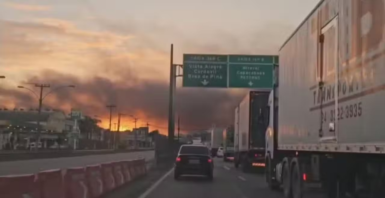 Tiroteio fecha Avenida Brasil e causa caos no Rio de Janeiro