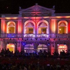 O “Natal na rua” acontece na frente do Theatro Municipal de Niterói | Foto: Arquivo/Divulgação/Leo Zulluh
