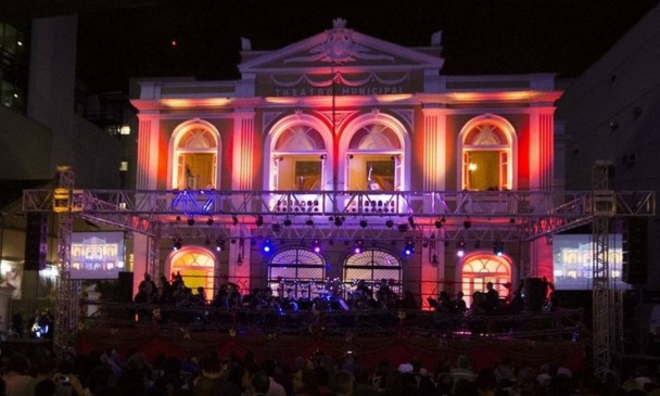O “Natal na rua” acontece na frente do Theatro Municipal de Niterói | Foto: Arquivo/Divulgação/Leo Zulluh
