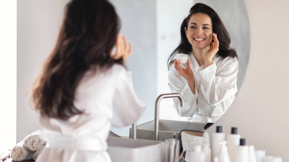 A rotina minimalista de skincare limita o número de etapas diárias e incentiva a seleção criteriosa de produtos - Créditos: depositphotos.com / Milkos