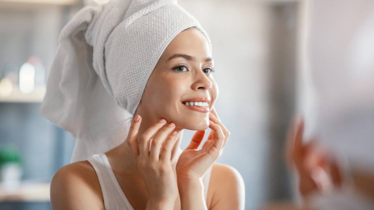 Skincare diurno simples que protege a pele e dá brilho natural