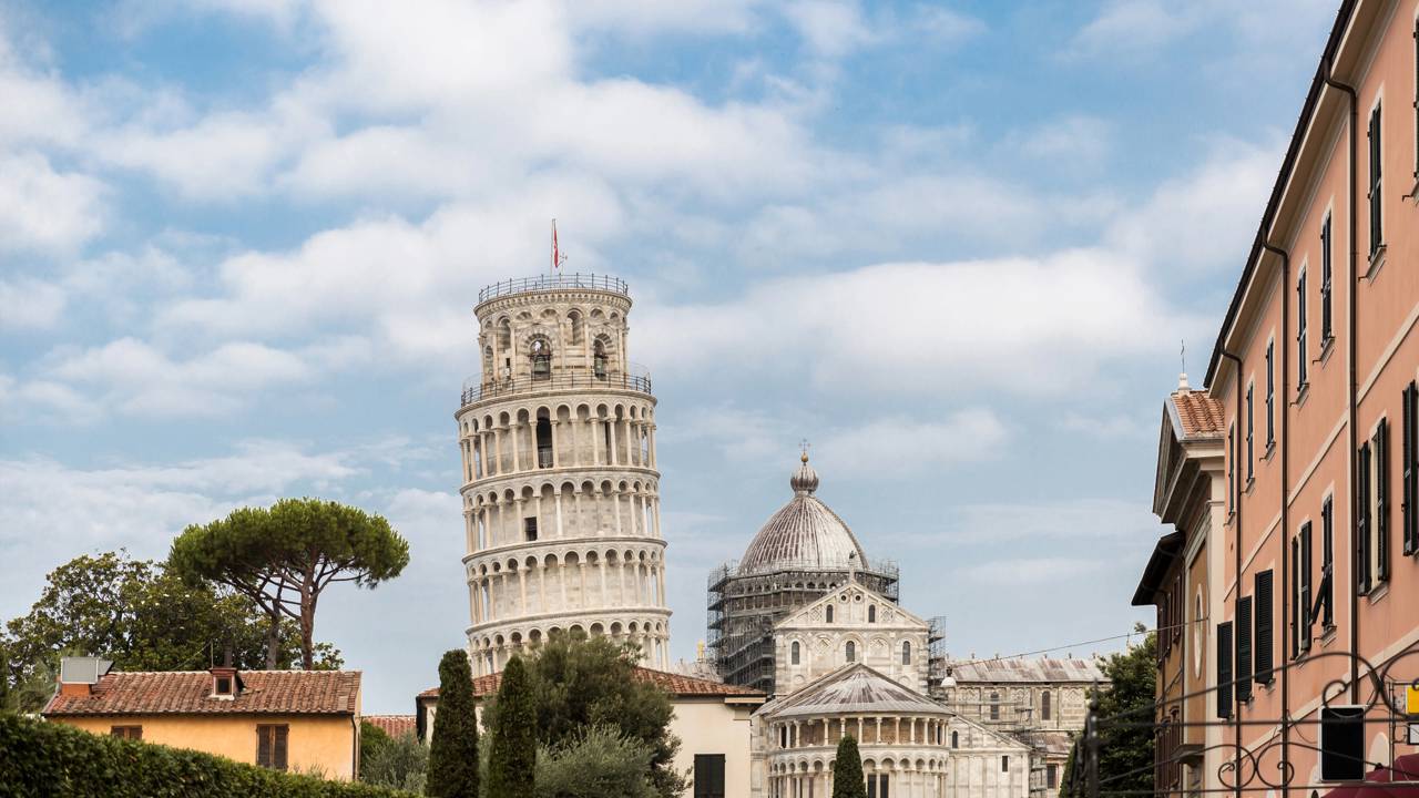 Como a Torre de Pisa se mantém em pé, mesmo inclinada?
