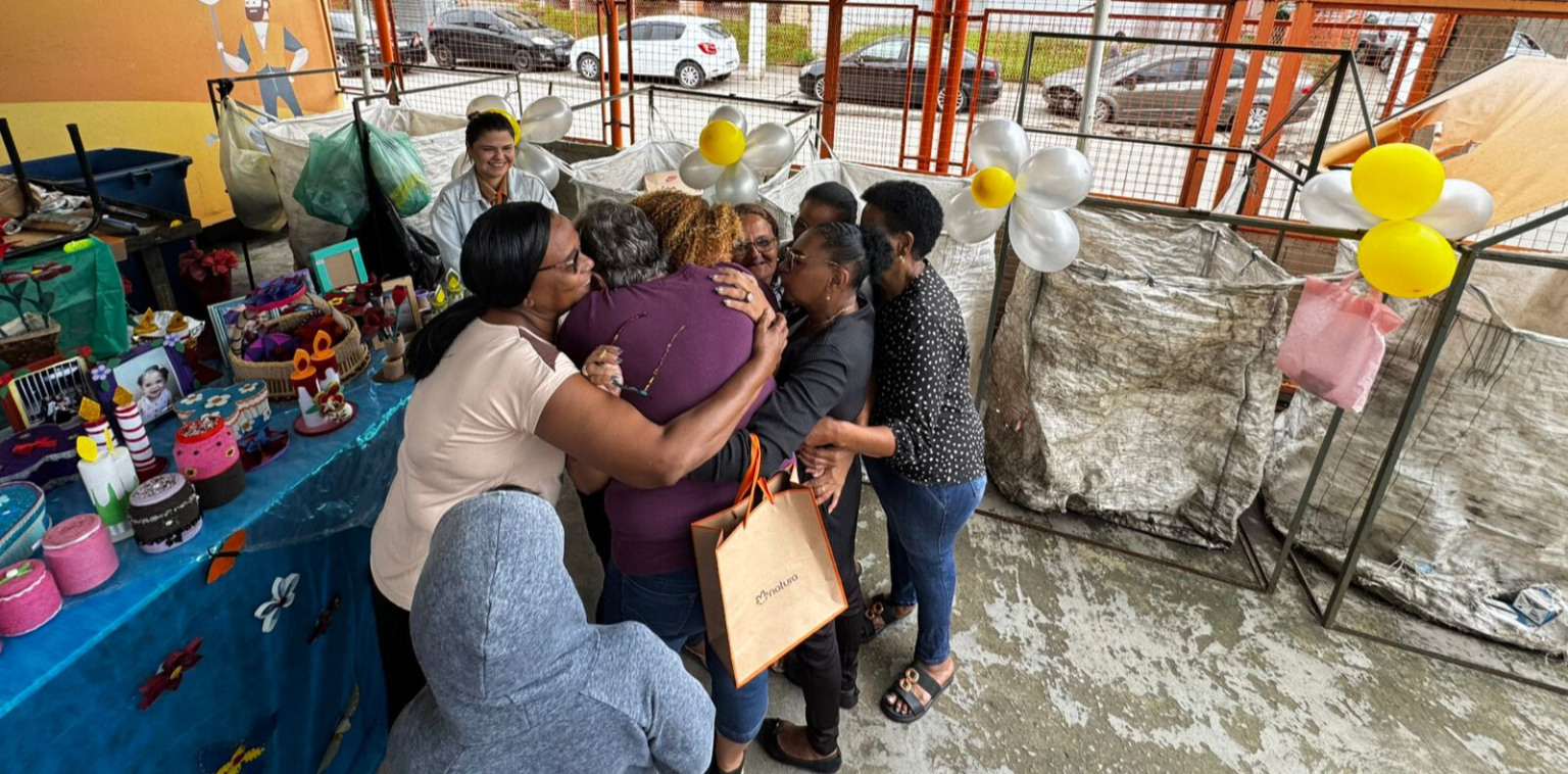 Clin ensina artesanato a mulheres da Comunidade do Buraco do Boi