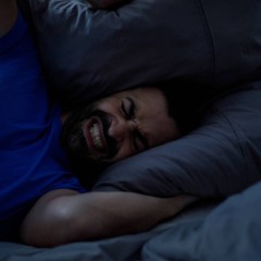 Construir uma rotina saudável pode auxiliar bastante quem sofre com o despertar precoce - Créditos: depositphotos.com / VLMstock