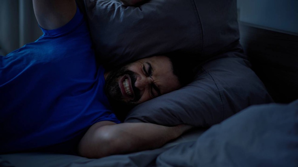 Construir uma rotina saudável pode auxiliar bastante quem sofre com o despertar precoce - Créditos: depositphotos.com / VLMstock Construir uma rotina saudável pode auxiliar bastante quem sofre com o despertar precoce - Créditos: depositphotos.com / VLMstock