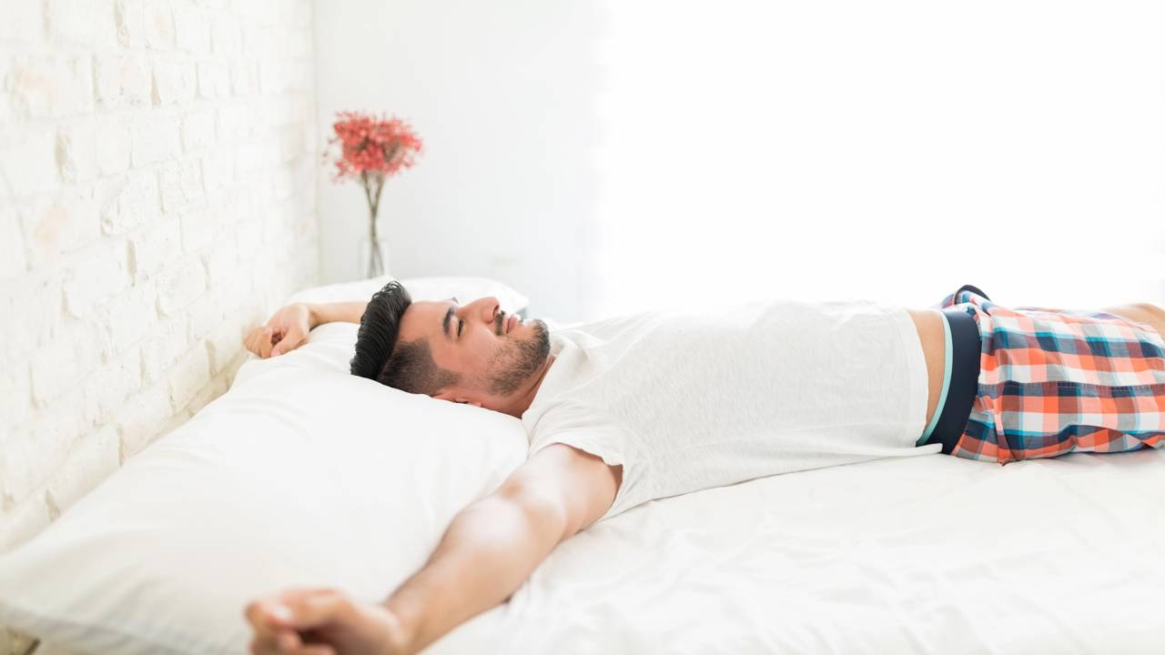 Esse simples alongamento antes de deitar ajuda o corpo a relaxar completamente