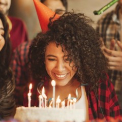 Pessoa comemorando aniversário - Créditos: depositphotos.com / Milkos