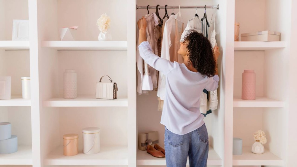 Estratégia de arrumação que favorece o bem-estar visual e a produtividade diária - Créditos: depositphotos.com / Milkos