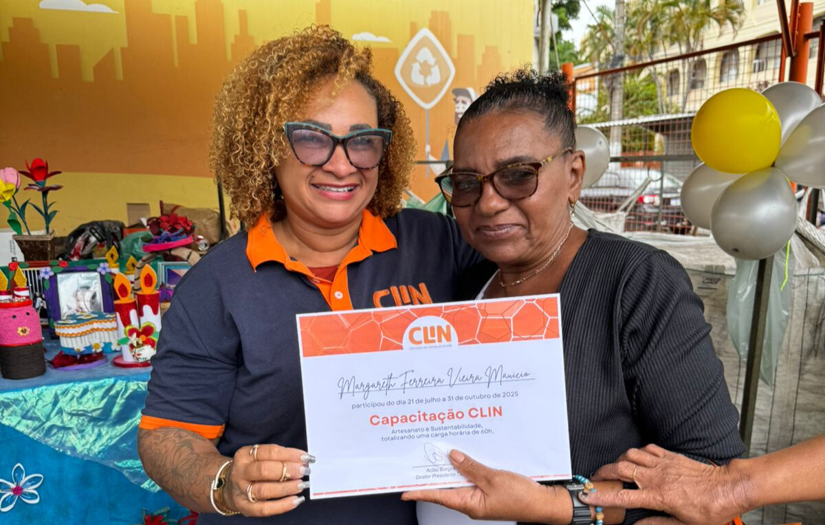 Clin ensina artesanato a mulheres da Comunidade do Buraco do Boi