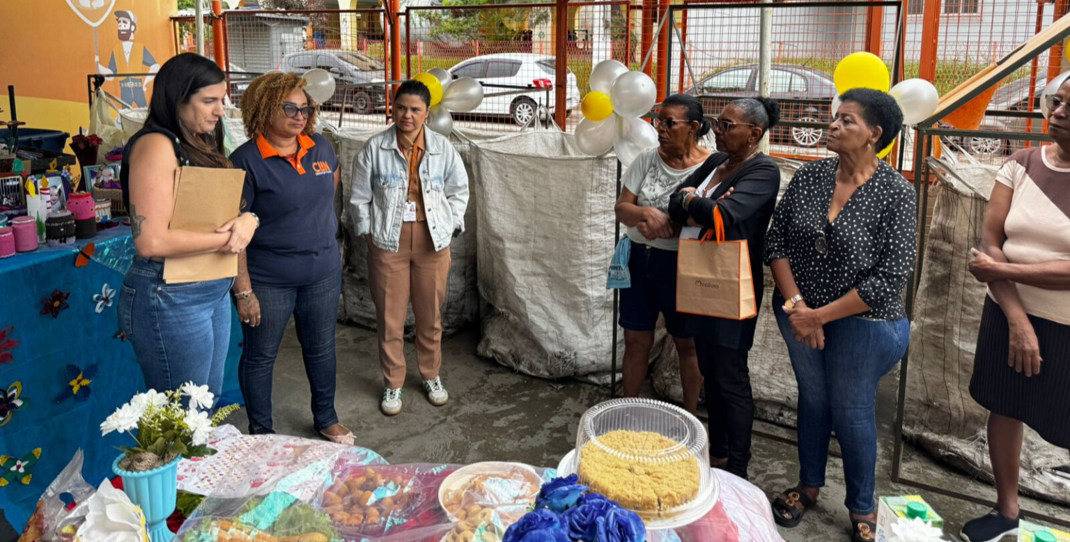 Clin ensina artesanato a mulheres da Comunidade do Buraco do Boi