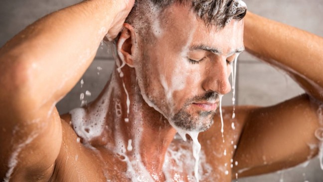 Como o banho matinal pode influenciar seu humor e produtividade