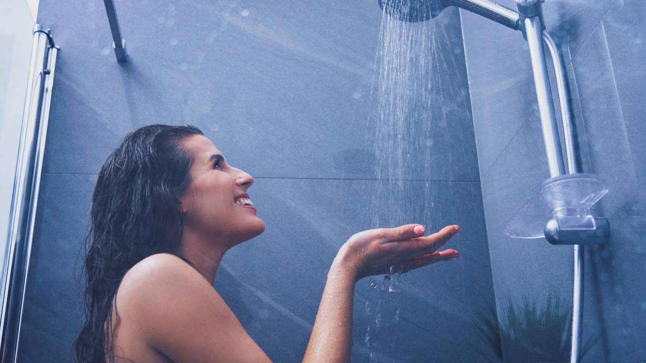 Como o banho matinal pode influenciar seu humor e produtividade
