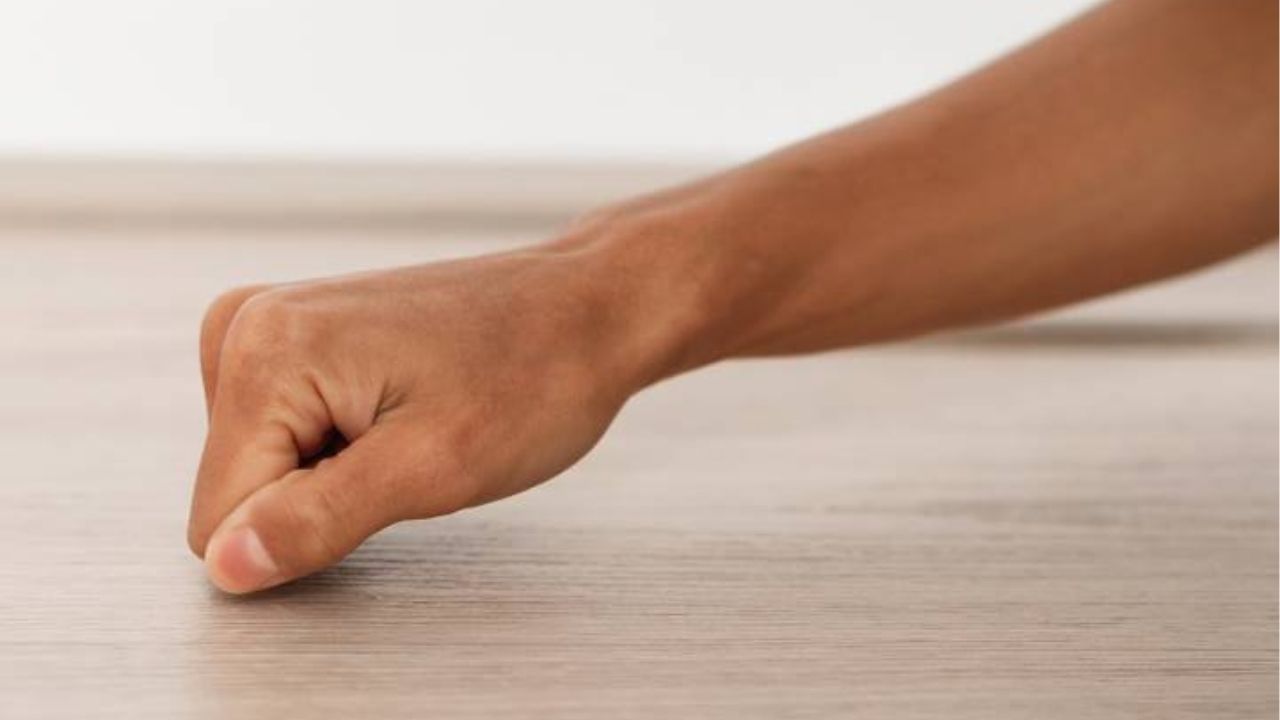 O verdadeiro significado por trás do gesto de bater na madeira