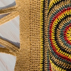 O charme das bolsas de palha e ráfia invade a moda urbana sem esforço