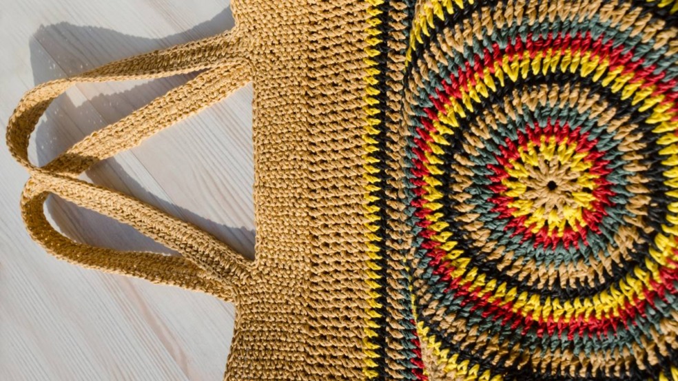 O charme das bolsas de palha e ráfia invade a moda urbana sem esforço