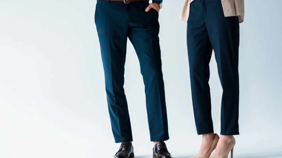 A calça de alfaiataria baratinha que está substituindo o jeans em 2025 A calça de alfaiataria baratinha que está substituindo o jeans em 2025