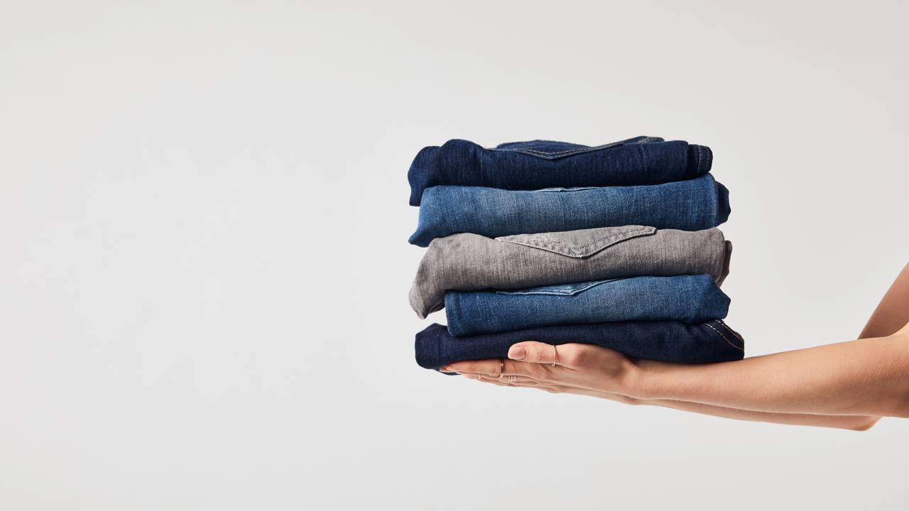 A calça de alfaiataria baratinha que está substituindo o jeans em 2025