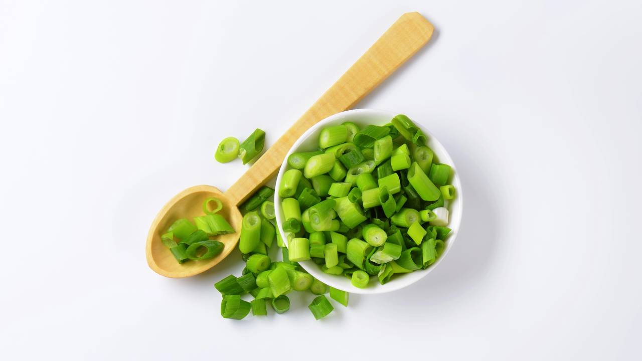 Aprenda a cultivar cebolinha no potinho e colha direto da sua cozinha