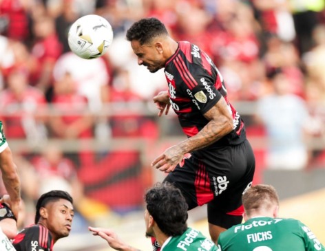 No segundo tempo, com cruzamento de Arrascaeta, Danilo subiu e cabeceou a bola caprichosamente que acabou no fundo do gol.