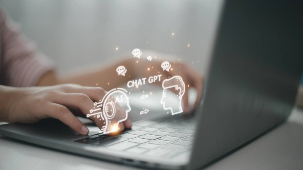 Os chats em grupo contam com diversos recursos que facilitam a colaboração e o compartilhamento de informações durante as conversas - Créditos: depositphotos.com / ramirezom