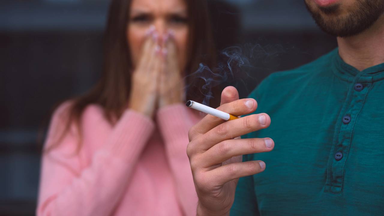 Como eliminar o cheiro de cigarro da casa com vinagre e cravo-da-índia
