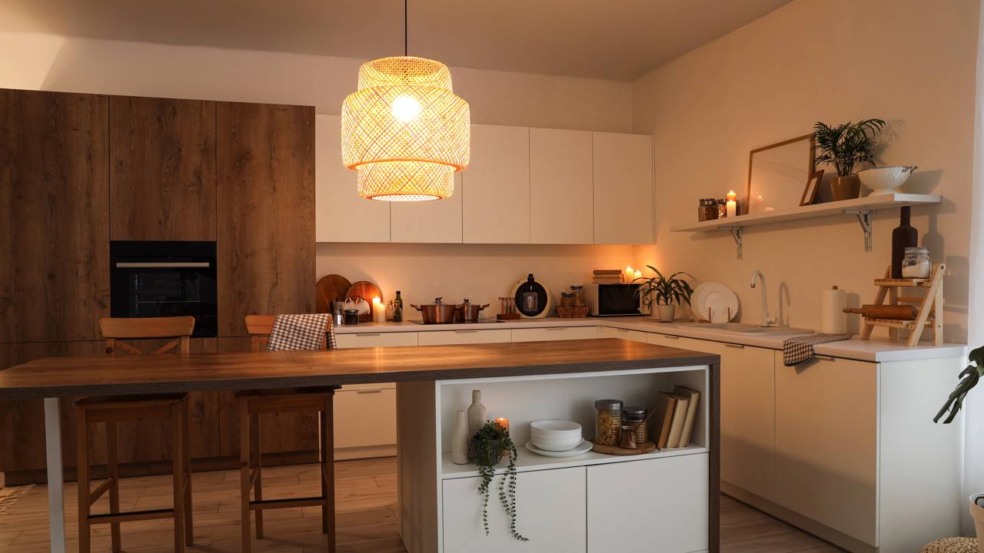 Móveis instáveis, eletrodomésticos antigos e práticas rotineiras podem favorecer barulhos na cozinha à noite - Créditos: depositphotos.com / serezniy Móveis instáveis, eletrodomésticos antigos e práticas rotineiras podem favorecer barulhos na cozinha à noite - Créditos: depositphotos.com / serezniy