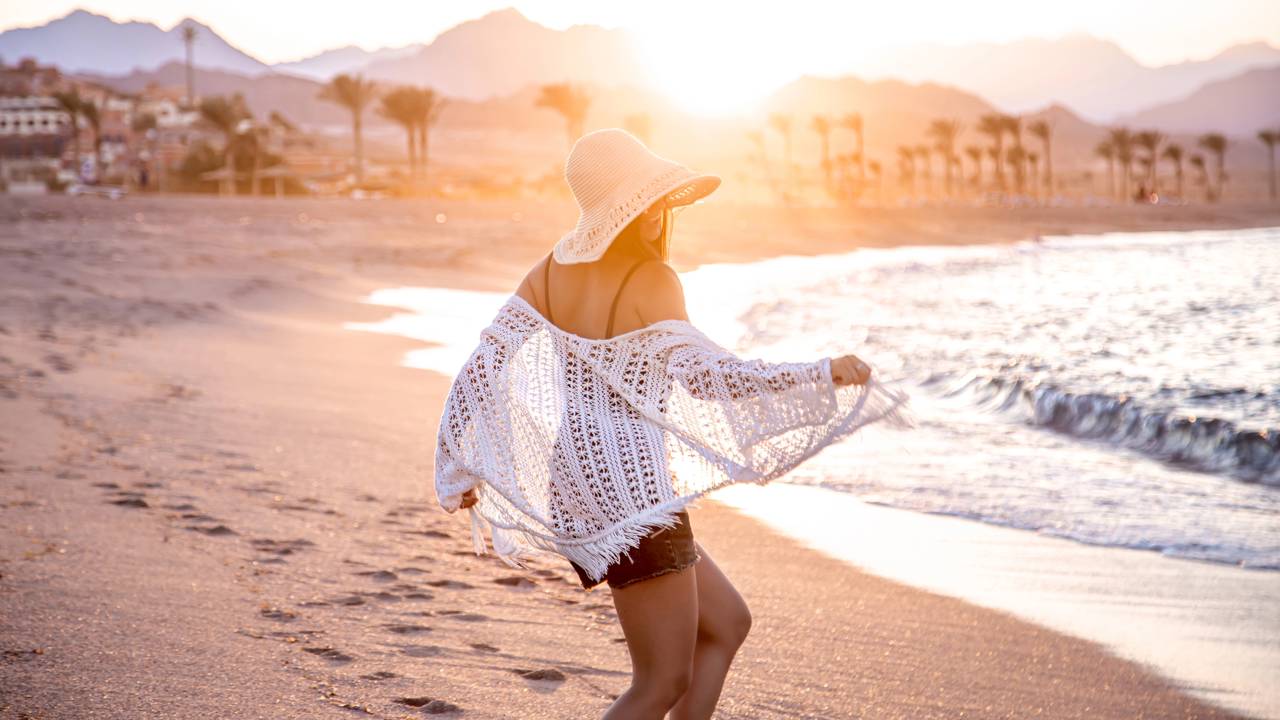 Moda praia repaginada com peças de crochê que você vai amar