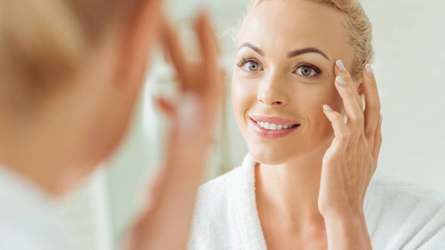 Como cuidar da pele madura com produtos acessíveis e realmente eficazes