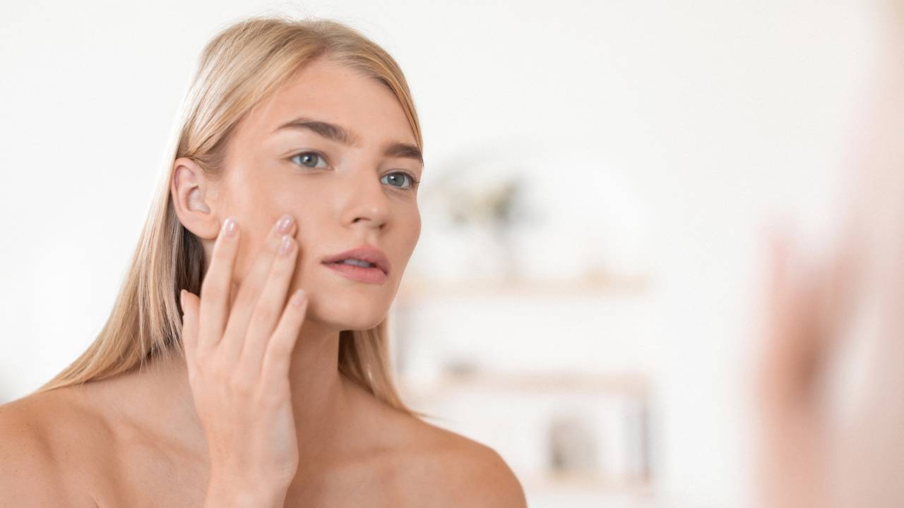 Como cuidar da pele oleosa com produtos leves e acessíveis