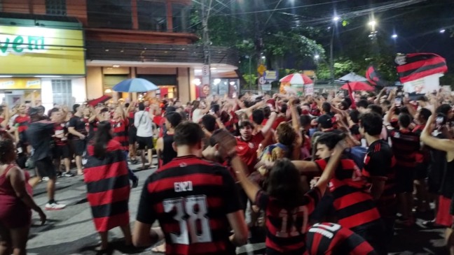 Torcedores fecharam a Rua Miguel de Frias em frente ao Chalé | Foto: Cidade de Niterói 