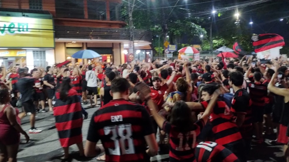 Torcedores fecharam a Rua Miguel de Frias em frente ao Chalé | Foto: Cidade de Niterói 