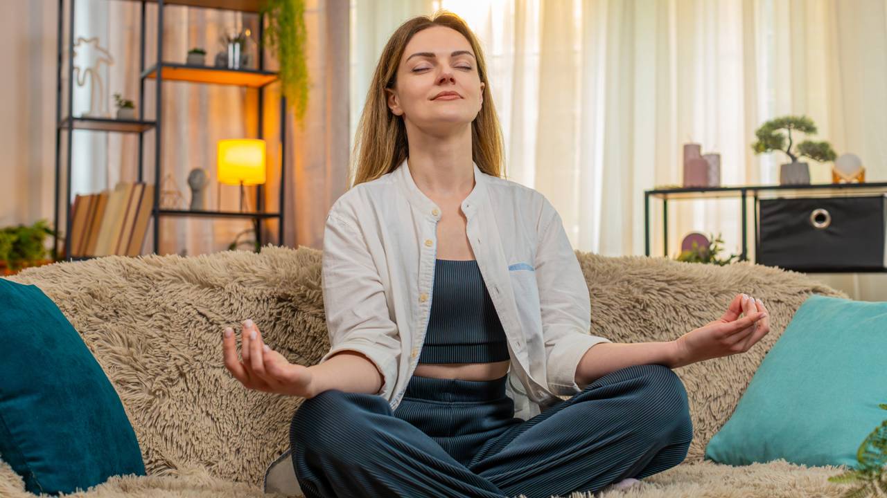 Como desacelerar a mente antes de dormir com uma técnica de 3 etapas