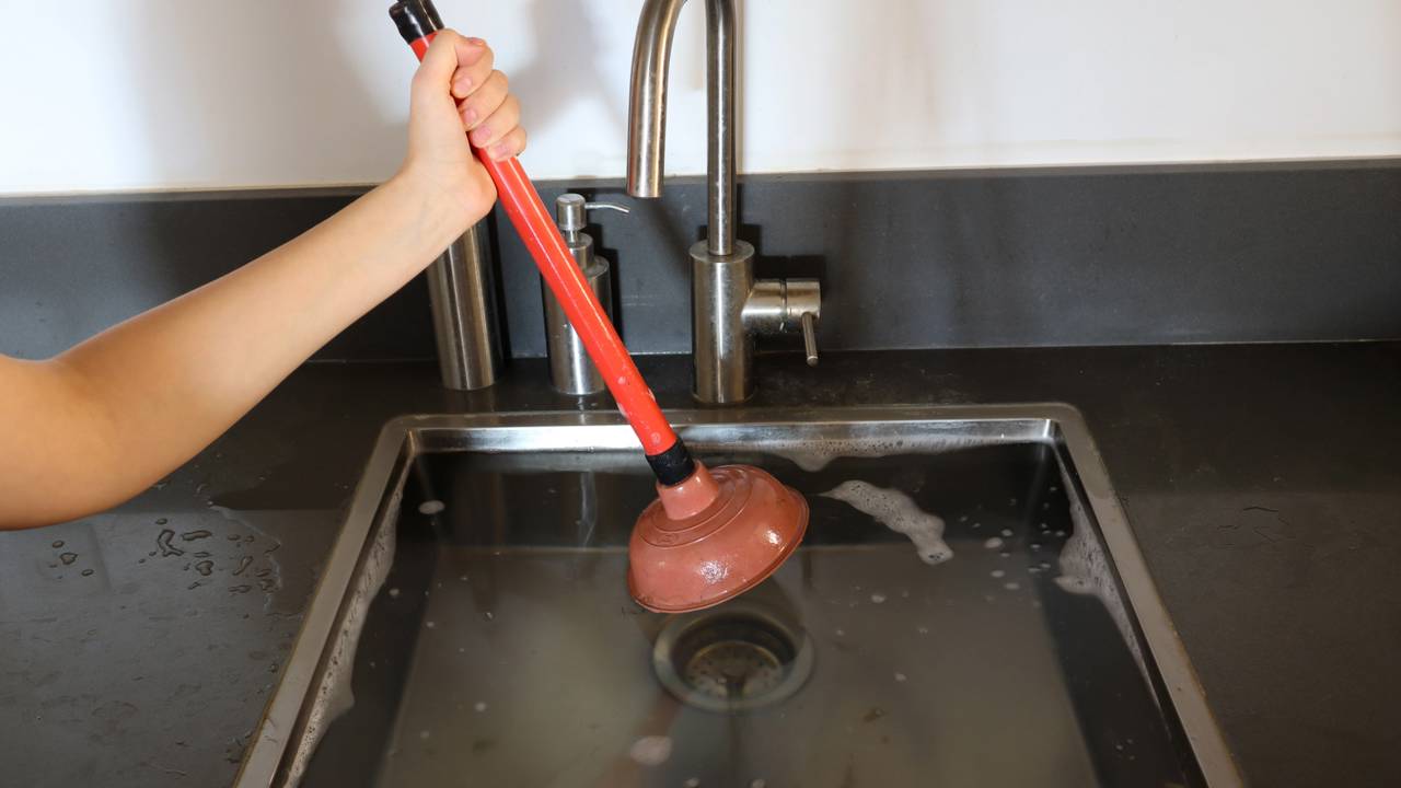 Esse truque baratinho limpou meu ralo melhor que produto caro